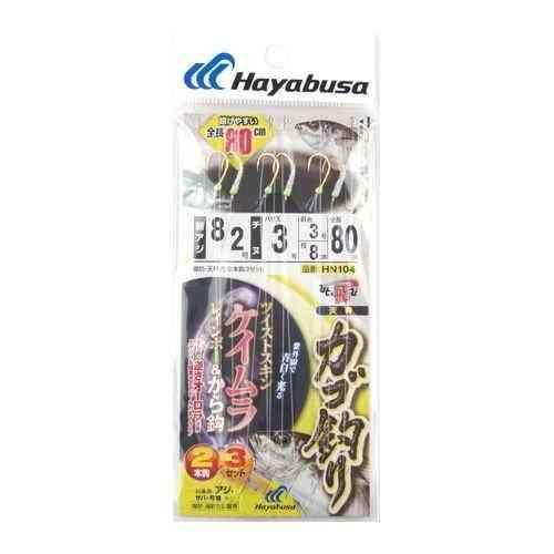 逆さ向きのオーロラ糸を装着した釣り鈎。ツケえさに同化しながら独自の反射光で魚を引き寄せる。 鈎（号）：8／2 ハリス（号）：3 幹糸（号）：3 全長：80cm 堤防・天秤式 2本鈎3セット 鈎種：新アジ 対応魚種：堤防アジ、サバ、ワカシ、ツバス、イナダ、ハマチ、イサキ ツイストスキンサイズ鈎8-2/ハリス3 カラー：金 メーカー品番：HN104