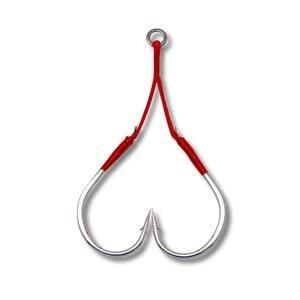 青物専用のアシストフック。驚異的な貫通力を実現する設計。 太軸設計による高い強度 ストレートポイントでの貫通力向上 ロングシャンクによるフッキング性能の向上 赤いアシストラインが集魚効果を発揮 深海での視認性向上 スペック フックサイズ: ＃3/0 長さ: 3.5cm PEライン: 20号 中芯フロロカーボン: 2.0号×3 カラー: 赤