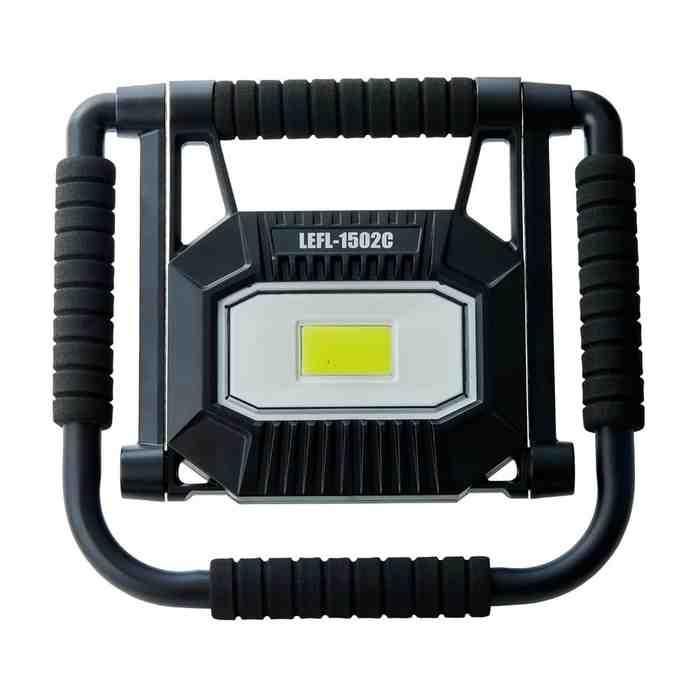 高輝度のLEDライトで、様々なシーンで活躍するアイテム。 強力な白色COB LEDで最大1500ルーメンの明るさ 耐久性に優れたUSBタイプCポート 充電時間は約6.5時間 バッテリー残量表示機能付き クイックオフ機能（3秒後に1回押すとオフ） メモリーライト機能（前回使用の状態から点灯） USB出入力は5V1A シリコンラバー製の充電差し込み口カバーで耐久性向上 スペック サイズ: 約D240×W220×H25mm 重さ: 約645g（充電池込み） 使用電池: リチウムイオン4400mAh