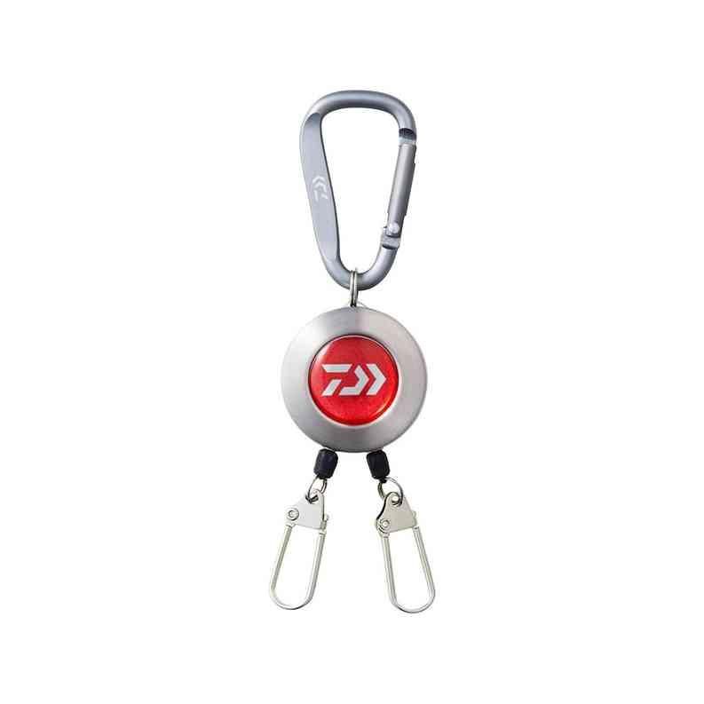 簡単に取り付け可能なバックル付きの便利なアイテム。 ダブルのヒモで2種類の小物を装着可能 ヒモの長さは約80cmで自由に調整可能 Dカンに簡単に取り付けられるカラビナ付き 堅牢で錆びに強いステンレス製ボディ 小物の取り付けが簡単なスナップ スペック 標準自重: 26g ロープ長さ: 80cm スナップ数: 2 カラー: レッド