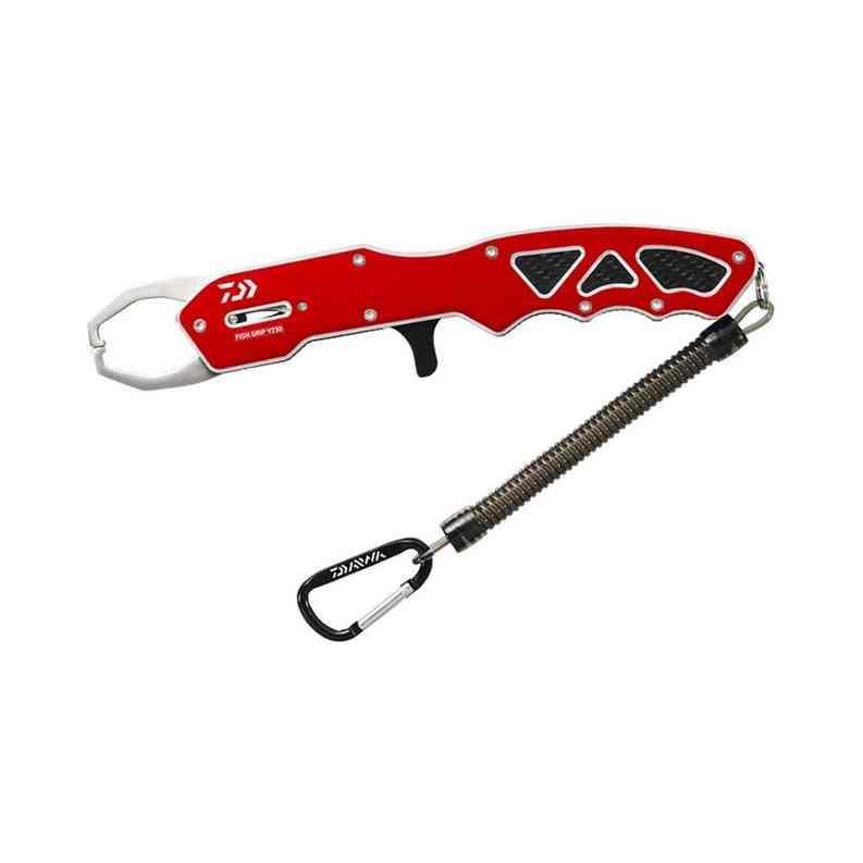 両開き構造で魚をホールドしやすい「フィッシュグリップV」 対象魚にあわせた3サイズ展開 トリガー部を引くだけで爪部を開き、魚をホールドする 持ちやすいデザイン形状 ステンレス製フック部で小型から中型の魚まで対応 尻手ロープ(230、170)カラビナ(130K)搭載で紛失防止 DAIWA FISH GRIP Vダイワ フィッシュグリップV サイズ: 230 全長(mm): 約230 自重(g): 約185