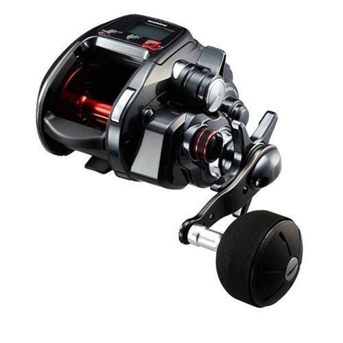 強さと速さを兼ね備えたコストパフォーマンスモデル。 ギヤ比: 5.1 最大ドラグ力: 10.0kg 自重: 615g PE糸巻量: 3号-400m、4号-300m、5号-200m フロロ糸巻量: 5号-270m、6号-200m 最大巻上長: 70cm（ハンドル1回転） スプール寸法: 直径44mm、幅33.4mm スプール下巻ライン: PE3号-300m ベアリング数: S A-RB 6、BB 2、ローラー 1 ハンドル長さ: 60mm シマノ巻上力: 49kg 実用巻上持久力: 6.0kg 最大巻上速度: 190m/分 実用巻上速度（1kg負荷）: 145m/分 実用巻上速度（2kg負荷）: 137m/分 実用巻上速度（3kg負荷）: 128m/分 カラー: ブラック系 注意事項: 電動リールには基本的に保証書が付属しますが、一部例外があります。メンテナンス用オイルは別売りです。