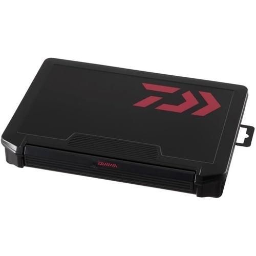 船で使用するタコエギ専用収納ケース。ケース内での整理や取り出しに困りがちなタコエギをスマートに収納。 仕切り付き専用トレイによりタコエギを交互に並べて10本収納可能。 平行に並ぶことでカラーや形状が一目で分かり、取り出しやすい構造。 一体式バックル採用により開閉がスムーズに行なえる。 TBタックルボックスにジャストサイズで収納可能。 セパレーター式収納でトラブルを防止。 タコエギ同士が絡まらず傷つきにくい。 サイズ: 255×190×40mmカラー: ブラック