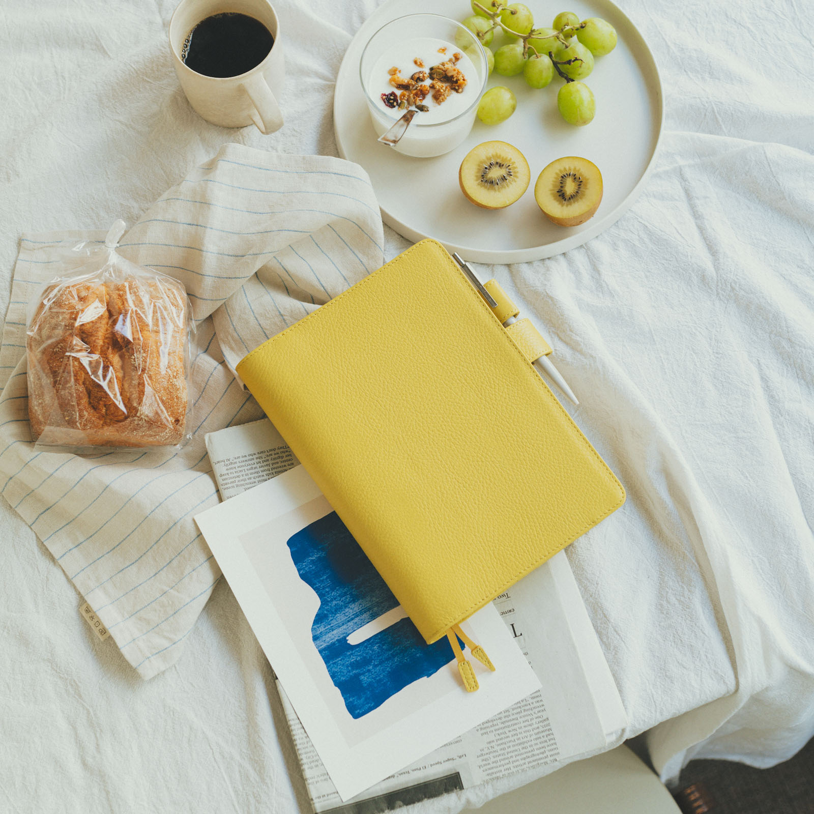 【30%OFF】ほぼ日手帳 / 手帳カバー / カズン［A5サイズ］Brilliant Yellowのサムネイル