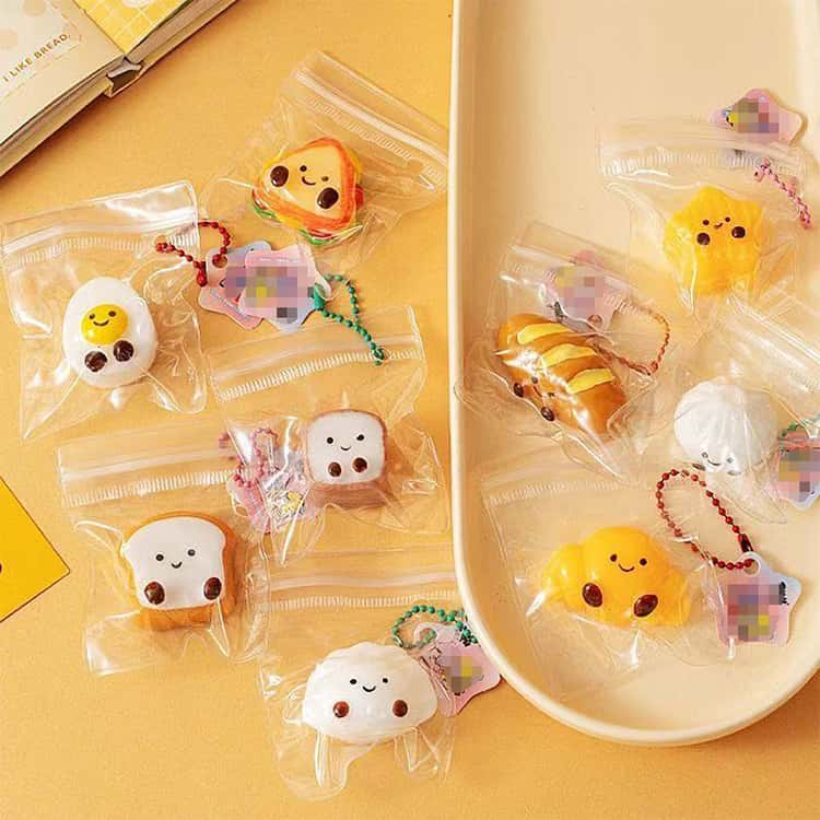 暇つぶし ミニスクイーズ ぷにぷに シリコン キーホルダー 握る玩具 チャーム 8個セット 食物 パン ミニスクイーズ たまご 餃子 ケーキ トースト 可愛い 食べ物 スクイーズ もちもち 手触りが柔らかく hohoemi9-10006298 微笑みshop楽天市場店 サンプル画像2