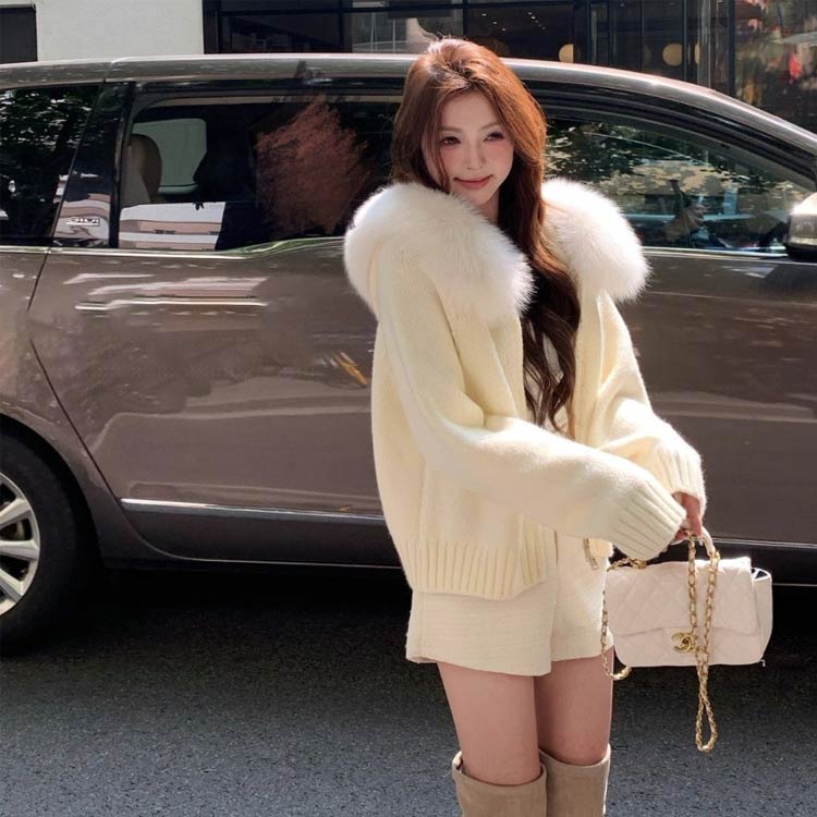 微笑みshop楽天市場店のフード レディース ファー付き ニットパーカー 防寒 ファー襟 ニットカーディガン ゆったり ニットセーター 秋冬 ニットアウター 羽織り ニットコート あったか ジップアップ 女性用 無地 きれいめ 体型カバー トップス 長袖 カジュアル｜アングル2