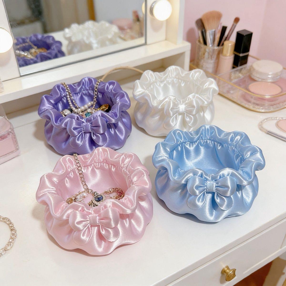 【10%OFFクーポン】アクセサリートレイ 花びら形リボン装飾 おしゃれ 収納ボックス可愛い アクセサリー ジュエリー トレイ 小物入れ 小物置き インテリア 雑貨 卓上 収納 ジュエリー収納ケース 卓上整理ボックス レディース プレゼント