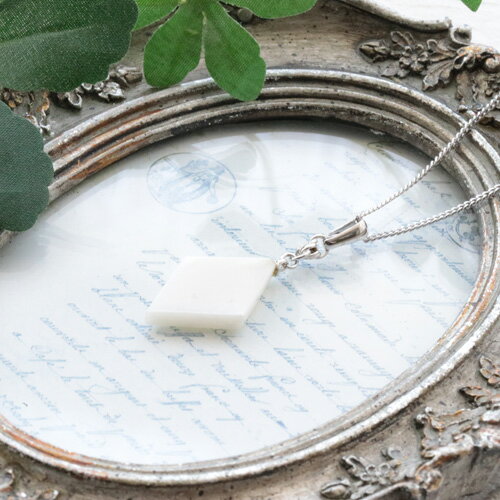 白サンゴ ダイヤ型 約13×21×2.7mm ペンダントネックレス 約50cm 真鍮