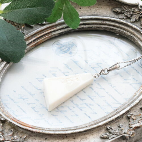 白サンゴ 彫り入り 約30×17×4.5mm ペンダントネックレス 約46cm 真鍮