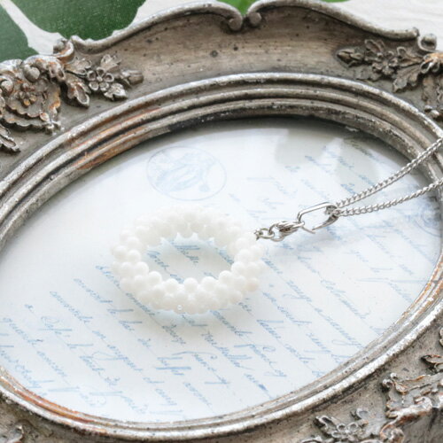 白珊瑚 編みドーナツ ペンダントネックレス メガネ・サングラスホルダー 長さ 約47cm 真鍮