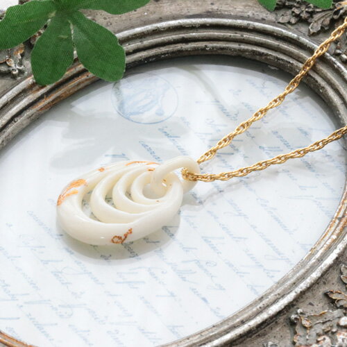 ～ 柴田晩仙 作 ～ 白珊瑚・金箔 くり抜き彫り ペンダントネックレス 約52cm 真鍮