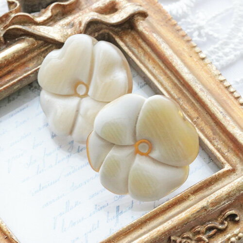 水牛　フラワーモチーフ　イヤリング　真鍮ネジバネ式