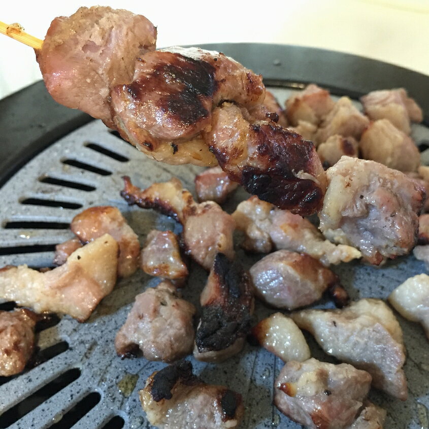 ■味付け加熱調理済みの豚タン塩焼きです！ やわらかな豚タンルートを塩焼きにしてあります。 解凍後フライパンで軽く炒めるか、串に刺してかるく焼いてもウマい！！ 生(原)産地： 国産 加工地： 国産 賞味期限：冷凍（約半年） 荷姿： 1kgパック 原材料:食品添加物： 豚内臓肉（タン）、糖類（ぶどう糖、砂糖）、植物たん白加水分解物、食塩、清酒、香辛料、ポークエキス、小麦たん白酵素分解物、しょうゆ、酵母エキス、魚醤、ph調整剤、グリシン、リン酸塩（Na)、加工でんぷん、（原材料の一部に　卵　を含む）