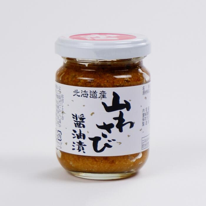 商品名（名称） 北海道産 山わさび 醤油漬（山わさび加工品） 内容量 90g 原材料 西洋わさび(北海道産)、しょう油、水あめ／調味料(アミノ酸等)、環状オリゴ糖、増粘剤(キサンタンガム)、香料、(一部に小麦・大豆を含む) 栄養成分 （100g当り）熱量：94kcal、たんぱく質：6.6g、脂質：0.2g、炭水化物：16.4g、食塩相当量：5.8g　　(推定値) アレルギー品目 小麦・大豆 温度帯 冷蔵商品 保存方法 要冷蔵(10℃以下)で保存して下さい。 賞味期限 お届け商品は商品到着日から賞味期限20日以上の商品をご用意いたします。 到着日目安 ご注文から2〜5日以内にお届けします。 発送温度帯 冷蔵便でお送りいたします。 製造者 製造者：オリオン食品工業株式会社　札幌市豊平区豊平3条4丁目2-1 備考 ・よく混ぜてから、温かいご飯、お刺身、冷奴、和え物、肉料理等にご利用ください。 ・開封後はキャップをしめて要冷蔵(10℃以下)で保存し、お早めにお召し上がり下さい。 ※原材料由来の成分(でんぷん)が沈殿する場合がありますが、品質には問題ありません。オリオン食品 北海道産 山わさび 醤油漬 アツアツのご飯にそのままのせて食べる事はもちろん、冷奴や刺身の薬味にも最適です。 ツンとした鼻に抜ける辛みと風味ある醤油タレが合わさり、きっとヤミツキになることでしょう。 北海道で人気の逸品を、この機会にご賞味ください。 スタッフ 渡邊 ケンミンショーで大絶賛された北海道の郷土料理。 冷奴・お刺身のつけ合わせにどうぞ!