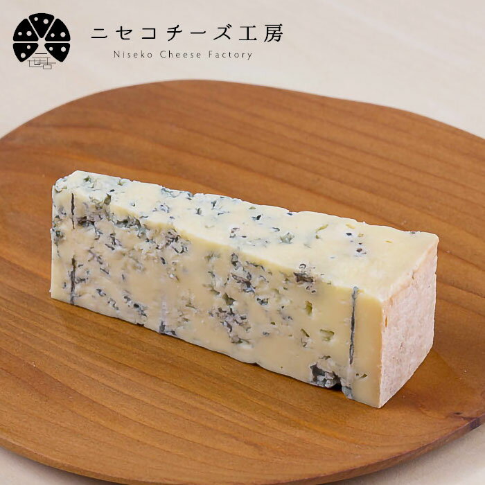 商品説明3大会連続！国内コンテスト日本一のブルーチーズ！JAPAN CHEESE AWARD2016年、2018、2020年の3大会連続、最優秀部門賞を頂きました。世界コンテストでも銅賞を受賞した日本を代表するブルーチーズです。爽やかな苦味とナッツのような風味。 青カビの風味は穏やかで、ブルーチーズが苦手な方にも美味しく食べて頂けます。 一般的なブルーチーズより固めの生地は、溶かす料理、フォンデュやラクレット等で本領を発揮します。 甘めのお酒との相性が抜群です。 パッケージサイズ 148mm×35mm×40mm重さ：114g お届け日通常ご注文またはご入金の確認から7〜10営業日のお届けとなります。 発送温度帯冷蔵限定発送包装・のし 包装は無料にて承っております。ご注文の際、備考欄に詳細をご記入ください。 名称 ナチュラルチーズ 原材料名 生乳（北海道産）、食塩栄養成分表示100g当たり（推定値） エネルギー：368kcalタンパク質：27.2g脂質：27.1g炭水化物：3.8g食塩相当量：1.7gアレルギー品目一部に乳成分を含む 内容量 100g賞味期限約45日（未開封）保存方法要冷蔵（10℃以下で保存）販売者二世古チーズ工房有限会社北海道虻田郡ニセコ町字混同425番6 季節の行事・イベントお中元ギフト / 御中元 / お盆 / 残暑見舞い / 暑中見舞い / お礼 / 敬老の日 / ハロウィン / クリスマス / 冬ギフト / お歳暮 / 御歳暮 / 年越し / 年末年始 / お正月準備 / ご挨拶 / お年賀 / 御年賀 / お正月 / お返し / ひなまつり / 新生活 / 母の日 / こどもの日 / 父の日 贈り物・ギフト・その他贈答品 / お土産 / 手土産 / 御祝 / 御礼 / お返し / 内祝い / 引き出物 / お祝い / 結婚祝い / 結婚内祝い / 出産祝い / 出産内祝い / 引き菓子 / 快気祝い / 快気内祝い / 初節句 / 七五三 / 入園 / 進学祝い / 進学内祝い / 入学内祝い / 入学祝い / 誕生日祝い / プレゼント / ギフト / プチギフト / 北海道限定 / 北海道お土産 / 北海道土産/ ポイント消化 / ポイント消費 / わけあり / 訳あり / お取り寄せ / 詰め合わせ / 通販 / 就職 / 昇進 / 退職祝い / 引越し / 開店祝い / お見舞い / 記念日 / 子供 / 長寿 / 仏事 / 新築 / 弔事 【商品代金15,000円（税込）以上は、1梱包送料無料】 ※配送温度帯の違う商品を一緒にご注文頂いた場合、別送となり追加送料が必要となる場合がございます。（常温と冷凍等） ※沖縄は「商品代金15,000円以上送料無料」「送料無料」「送料込み」いずれも送料無料とはならず、別途送料が発生いたします。 ※ご注意 ＞ 必ずお読み下さい 画像はイメージです。メーカーの都合等により、実際にお届けする商品とパッケージ・デザイン等につきましては、予告無しに変更される場合がございます。予めご了承くださいませ。 小分け袋有料化につき、ご入用の方は別途ご注文頂きますようお願い申し上げます。ご注文はこちらから