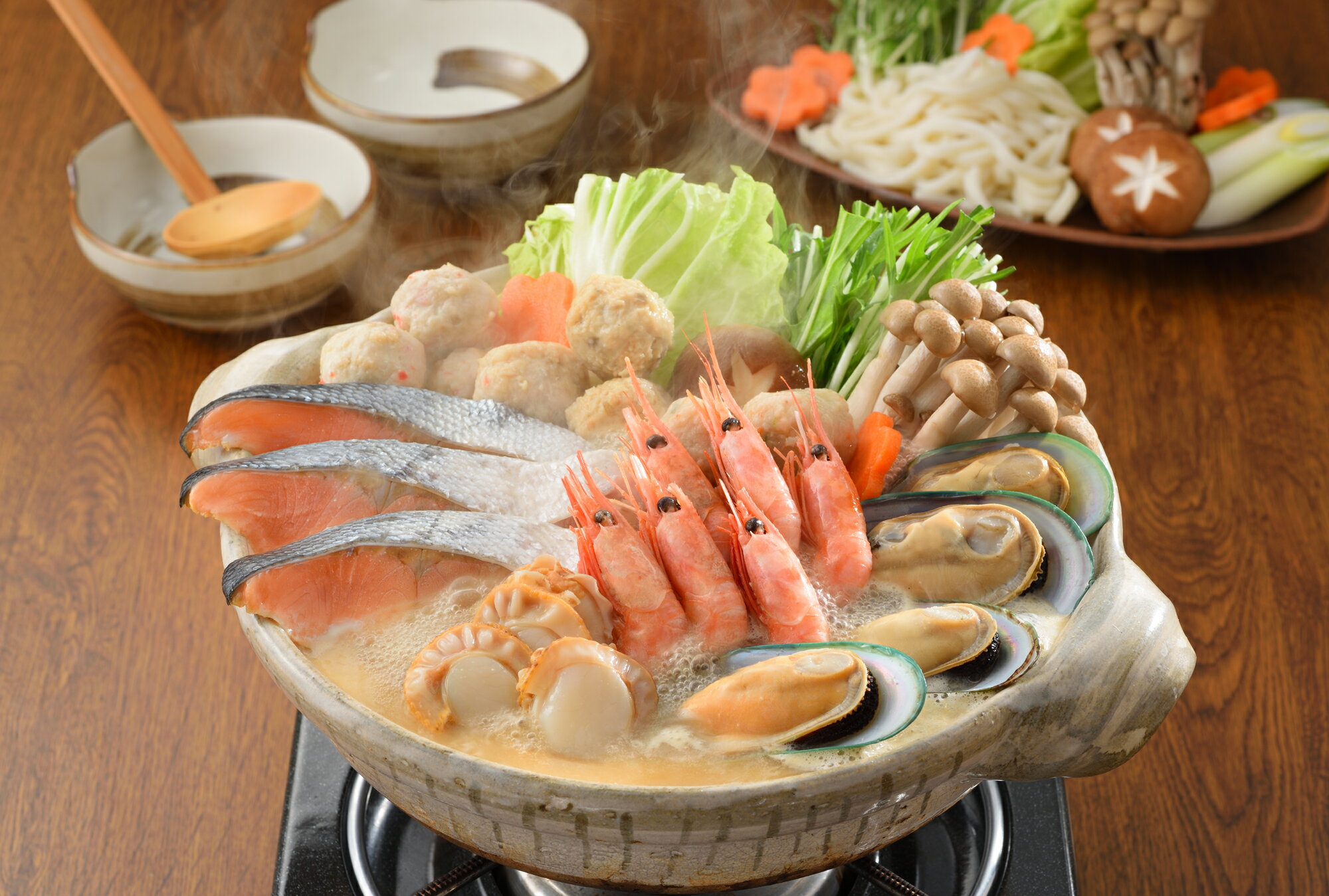 石狩鍋【味自慢 石狩鍋セット】全8種秋鮭 ほたて 甘エビ パーナ貝 とりごぼうつみれ かに入りつみれ えび入りつみれ うどん※送料無料【九州・沖縄を除く】北海道...