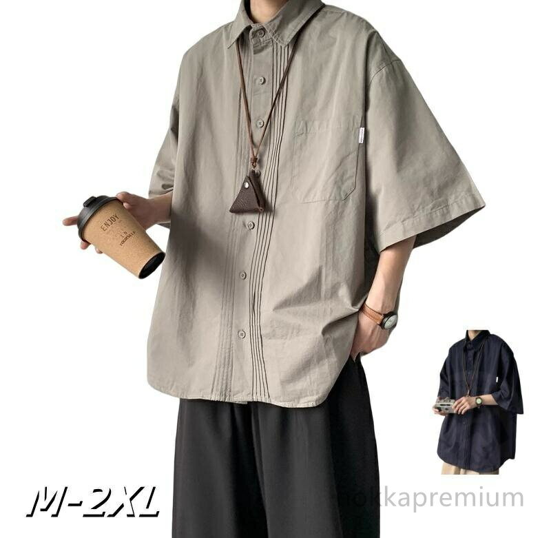 夏のストリートスタイルを彩る、90年代レトロをモダンに再解釈したワークシャツ。オーバーサイズのワイドシルエットと機能性シワ加工で、着るほどに味わい深いヴィンテージ風味を演出。吸汗速乾の高機能素材とUVカット仕様で、暑い日も快適に着こなせます。製造中（縫製、染色など）により商品において色味や柄、サイズに若干の誤差や、生地を織る際に糸の継ぎ目や多少のほつれ等が生じる場合がございますが、品質上の問題ではございませんのでご了承の上お買い求めくださいませ。 お客様ご使用のPC環境により商品画像のカラーが多少異なる場合があります。仕入時期により多少デザインなど異なる場合があります。ご了承ください。 モデルに使用している小物、アクセサリ等はセット内容に含まれません。 発送上の状態によって商品がシワになる場合がございます。予めご了承くださいませ。 発送について ※在庫確認、配送状況、休日を間にする事により、予定より遅くなる可能性がございます。 当店は他の店舗と在庫を共有し、商品の販売をおこなうとおりますため、ご注文をいただいた商品が在庫切れの状態になっている可能性をご承知おきください。 通常の商品は発送まで約5日間を予想しておりますが、発送前には全ての商品を精密に検査いたしますが、万一商品の汚損や破損や故障や在庫不足の状況が発生した場合は、当店より3営業日以内に電話または電子メールにてご連絡いたします。その際はご不便をおかけいたしますが、ご了承のほどよろしくお願いいたします。