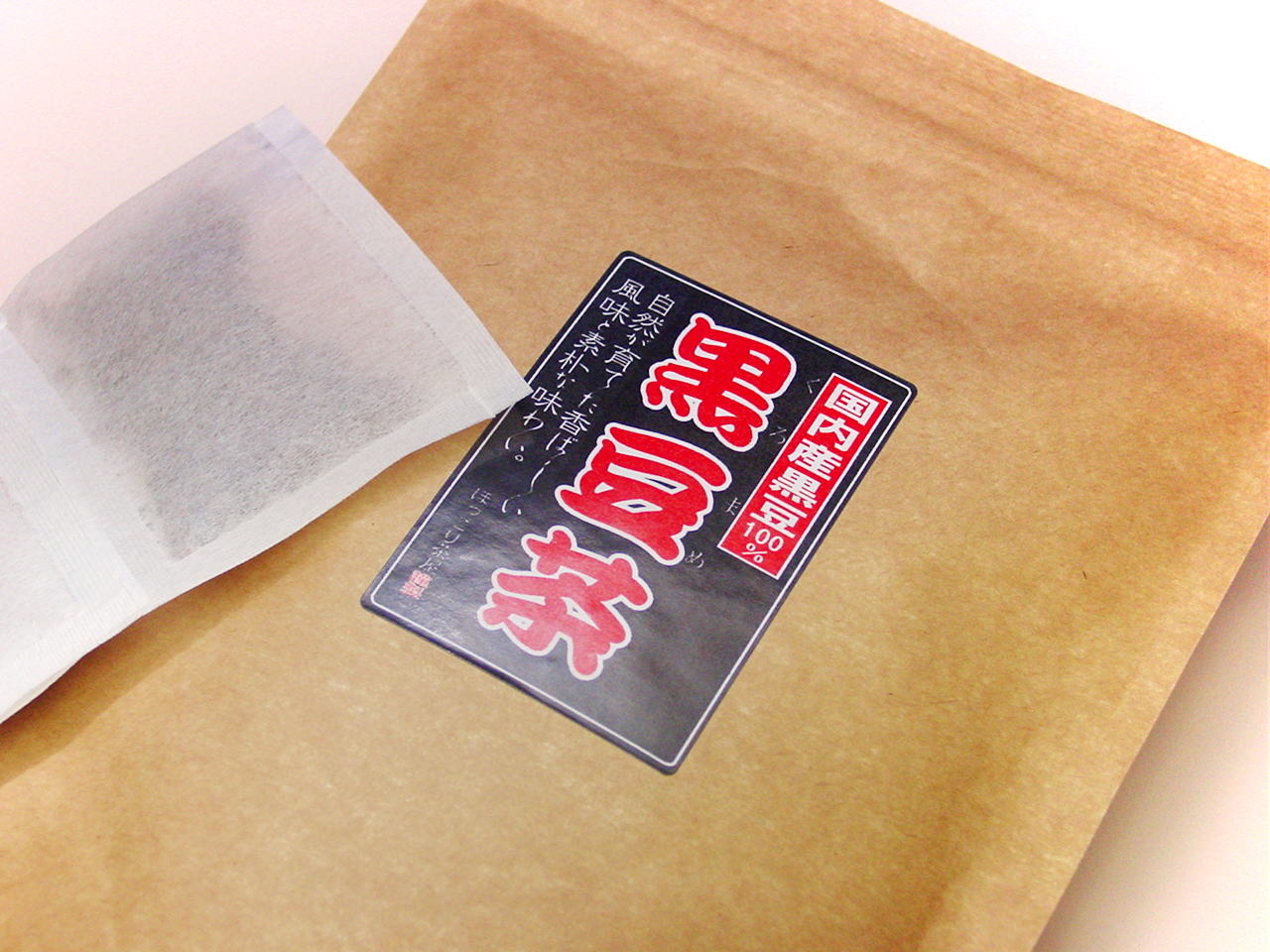 国産黒豆100％ティーパック 　国産黒豆茶ティーパック 6g×20パック入 話題沸騰の黒豆茶を8時間水に浸け、30分間蒸し工程。昔ながらの網焙り焙煎で仕上げ、皮ごと粉砕、パックにしました。また、100％国内産黒豆の煮汁を調合し、より効果的に成分が摂取できます。 ■おいしい飲み方■ ●沸騰したお湯1リットルに1パック入れ、やや控えめの中火で約5分間煮出しておいてからお飲みください。 ●冷蔵庫で冷やしてからお飲みいただきますと、よりサッパリと麦茶感覚でお楽しみいただけます。 ■本品は医薬品ではございません。