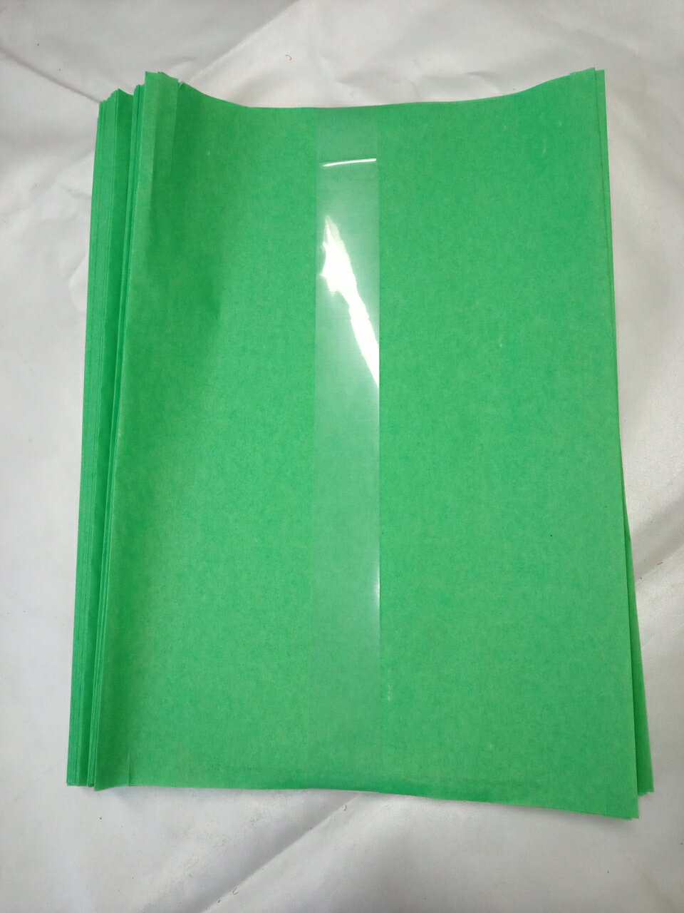 果樹袋 シャイングリーンぶどう袋 特大 218x315mm 100枚入 葡萄 農業 マスカット系用一重袋 218×315mm　100枚1．グリーン色により果皮色がムラなく黄緑色に仕上がります。2．風雨から果房を保護し、散布農薬やほこりなどの付着を防止します。3．適度の通気性がある為、袋内温度の上昇を抑え、果実の高温障害を抑制します。4．特殊着色撥水処理をしてある為、袋が褪色せず、耐久性に優れます。 5