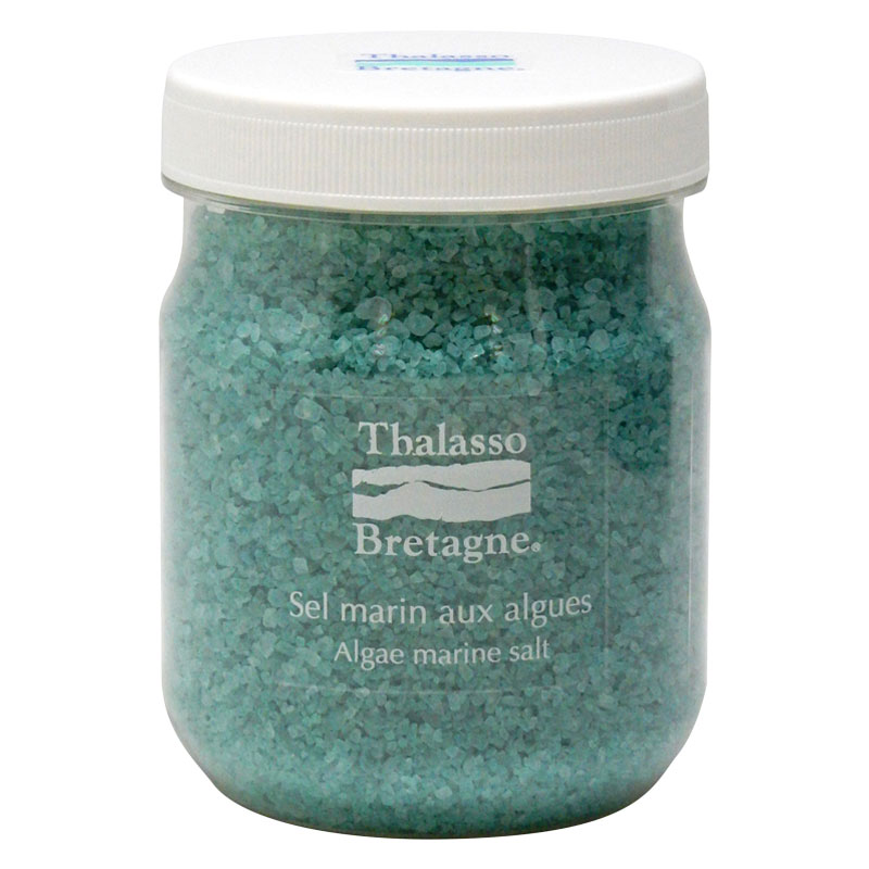 ブランドタラソドブルターニュ商品名タラソドブルターニュ　アルグマリンソルト 専用スプーン付き内容量850g商品情報タラソテラピーの本場、フランス ブルターニュの天然海水・海藻を使用しったタラソドブルターニュ シリーズです。 自宅のバスルームでフランスの海の恵みをご堪能ください。 天然のマグネシウムを含んだフランス・ブルターニュ産の上質塩に、海藻保湿成分(ラミナリアディギタータ）を配合したバスソルトです。 ヨーロッパのスパのようなとても良い香りがします。 850gの大容量使用方法浴槽のお湯（約200リットル）に本品を25～50g入れ、よくかき混ぜてからご入浴ください。 付属のスプーンすり切り1杯が約50gです。成分海塩、海藻保湿成分(ラミナリアディギタータ）、ラミナリアディギタータエキス、水、香料、青1原産国フランス商品サイズW101×H128×D101mm