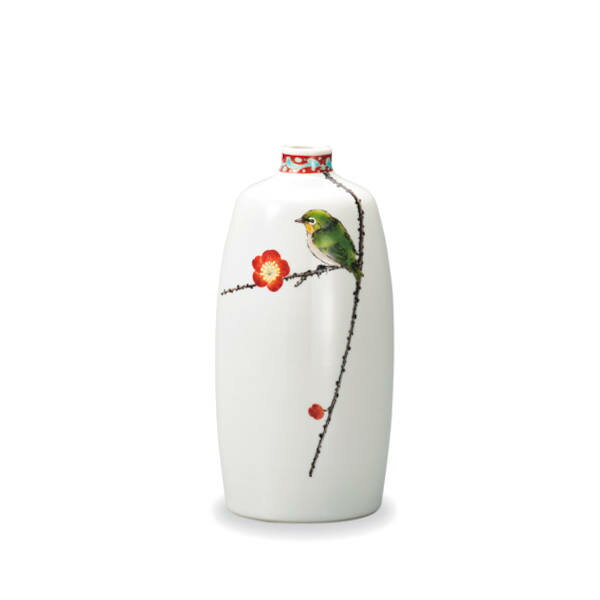 九谷焼金ラベル（素地：石川県産、加飾：九谷焼産地） 素材：磁器 サイズ：径9.5cm×高さ19cm 箱：化粧箱 作：中村陶志人 中村陶志人による、春の息吹を感じさせる6号一輪生です。 白磁の縦長のモダンな花瓶に、一輪の赤い梅と細く伸びた枝に...