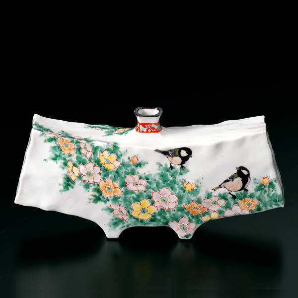 九谷焼金ラベル（素地：石川県産、加飾：九谷焼産地） 素材：磁器 サイズ：前幅24.5cm×奥行6cm×高さ12cm 箱：桐箱紐通し 作：中村陶志人 中村陶志人による優美な九谷焼の扁壷です。 白磁の扁壷の表面に、可憐なバラと、愛らしい四十雀（...