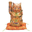 九谷焼金ラベル（素地：石川県産、加飾：九谷焼産地） 素材：磁器 サイズ：幅12cm×奥行13cm×高さ23cm 箱：紙箱 ボディには宝船が描かれ、「福」の前掛けをかけた豪華な招き猫です。 全体に「盛」という九谷焼の技法で作られています。 存在感ある大きさと、落ち着きのある姿は、床の間に飾っておいても映えるでしょう。 右手をあげているのはお金、左手をあげているのは人や縁を招いてくれます。 赤い招き猫は、病気除けによいといわれています。 ご自宅で幸福を招くもよし、贈り物ギフトとしても喜ばれる縁起物オーナメントです。 ※お顔の表情や、色・柄の具合に一点一点個体差があり、画像と実物が若干異なる場合がございます。あらかじめご了承いただけますようお願いいたします。