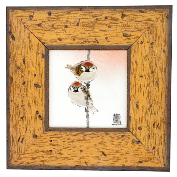 素材：磁器 サイズ：（額縁寸法）辺18.7cm 箱：紙箱 作：中村陶志人 古来より縁起絵として愛されてきた福雀。 九谷焼で福雀を描かせたらこの人といわれる作家であり、伝統工芸士である中村陶志人の陶額です。 ふっくらとした可愛らしい雀が、和の空間を優しく彩ります。 ※色・柄の具合に一点一点個体差があり、画像と実物が若干異なる場合がございます。あらかじめご了承いただけますようお願いいたします。 ※実店舗でも販売していますので、在庫切れの場合はご容赦ください。古来より縁起絵として愛されてきた福雀 九谷焼で福雀を描かせたらこの人といわれる作家であり、伝統工芸士である中村陶志人。 四季を通じ、動物と植物が織りなす繊細な作風を得意とする。 中村陶志人（陶志窯）　陶歴 心がポッとあたたかくなるようにとの想いをこめ、ふっくらとした可愛らしい雀を描き続けている。 昭和59年　第7回伝統九谷焼工芸展初入選・第37回創造展初入選　以後連続入選 昭和60年　第38回創造展新人賞受賞 平成 6年　第17回伝統九谷焼工芸展優秀賞受賞 平成 9年　第44回日本伝統工芸展初入選 平成14年　第49回日本伝統工芸展入選・日本工芸会正会員に認定 平成20年　第55回日本伝統工芸展入選・第61回創造展大賞受賞 平成21年　第56回日本伝統工芸展入選・第32回伝統九谷焼工芸展優秀賞受賞・第50回記念石川の伝統工芸金沢市長賞受賞 平成22年　第27回日本伝統工芸展入選