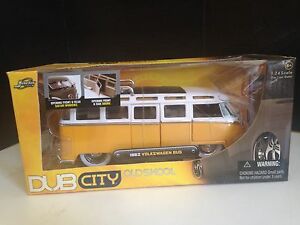 【送料無料】ホビー　模型車　車　レーシングカー ダブシティフォルクスワーゲンバス124 jada toys dub city 1962 volkswagen bus nouveau tout nouveau