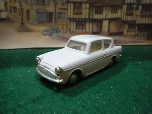 ホビー　模型車　車　レーシングカー フォードアングリアスポットtriang spot on ford anglia restaure 023056