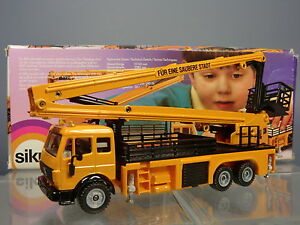 【送料無料】ホビー　模型車　車　レーシングカー メルセデスメンテナンスプラットフォームボックスsik..