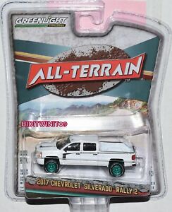 【送料無料】ホビー　模型車　車　レーシングカー アースシボレーシルバラードラリーグリーンマシンgreenlight tout terrain 2017 chevrolet silverado rally 2 vert machine avec