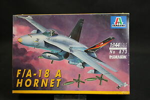 【送料無料】ホビー　模型車　車　レーシングカー スズメバチxy124 italeri 1144 maquette avion 873 hornet fa18 a annee 1990