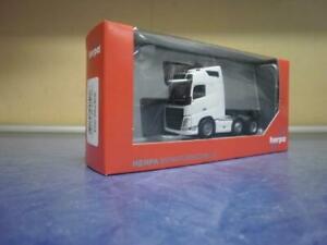 【送料無料】ホビー　模型車　車　レーシングカー ボルボトラックアイロンホワイトランプherpa camion volvo fh4 globaerop szm 6x2 lampes a repasser blanc 305792003