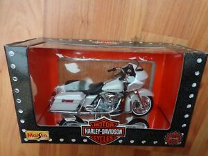 【送料無料】ホビー　模型車　車　レーシングカー クラシックホワイトハーレーダビッドソンオートバイグライド118 maisto classic 2002 fltr road glide blanc harley davidson moto velo