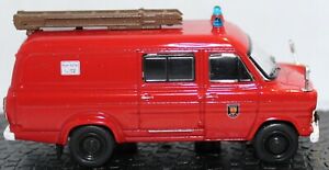 【送料無料】ホビー　模型車　車　レーシングカー フォードドイツトランジットドイツヴァンford transit allemand fire van comme neuf sur socle en allemand magazine rare