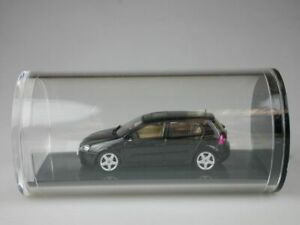 ホビー　模型車　車　レーシングカー ゴルフシュワルツディーラーautoart 143 vw golf v 5 tdi 4t schwarz dealer plexibox weihnachten 2003 112078