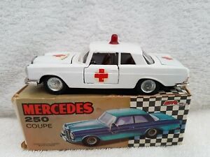 ホビー　模型車　車　レーシングカー オートスケールメルセデスカットauto pilen 143 scale boxed mercedes 250 coupe ambulance