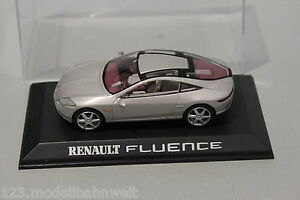 ホビー　模型車　車　レーシングカー シルバールノーフルエンスモデルウィンドウmodele dun renault fluence argentes 143 en vitrine