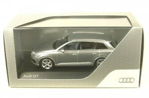 ホビー　模型車　車　レーシングカー アウディシルバーシルバーaudi q7 fleuret argentfoil silver 2015