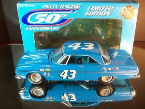 【送料無料】リチャード・ペティ＃プリマスベルヴェデーレ自筆サイン入り：周年記念Richard Petty #42 1964 Plymouth Belvedere AUTOGRAPHED 1:24 50th Anniversary