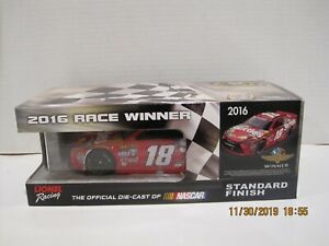 【送料無料】九柱戯インディ勝直筆サイン入り＃KYLE BUSCH #18 2016 SKITTLES INDY WIN AUTOGRAPHED #011 1/24