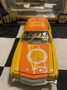 ̵ۥɥҥ饮եѼǯǰ1976 Cale Yarborough Gold Autographed #11 Holly Farms NAPA 50th Anniversary 1/24