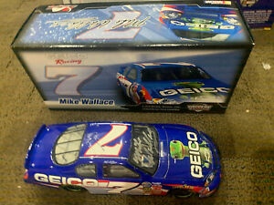 【送料無料】マイク・ウォレス＃アクションのダイカストで形造られた直筆サイン入りカー2007 Mike Wallace #7 Geico 1/24 Action NASCAR Diecast Autographed Car