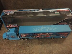 【送料無料】リチャード・ペティの直筆サイン入りホーラトラックRichard Petty AUTOGRAPHED 1/64 Hauler Transporter Truck NASCAR STP