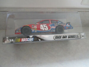 ホットホイールレーシングレースデーシリーズのカイル・ペティ＃：NASCAR Hot Wheels Racing Race Day Series Kyle Petty # 45 1:24 2005