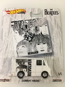 【送料無料】ホビー ・模型車・バイク レーシングカー ホットホイールビートルズリボルバーメディックhot wheels the beatles revolver combat medic