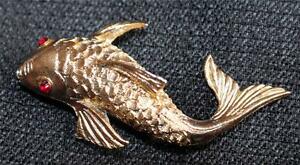 ホビー ・模型車・バイク レーシングカー ヴィンテージゴールドレッドラインストーンテクスチャーフィッシュブローチvintage gold red rhinestones textured fish brooch