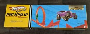 【送料無料】ホビー ・模型車・バイク レーシングカー ホットホイールクラシックスタントアクションセットレッドラインシェビーhot wheels classics stunt action set wredline 57 chevy