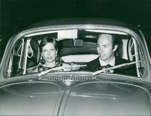 【送料無料】ホビー 模型車 モデルカー アガカーンモデルアガカーンサリaga khan iv is sitting in a car with his first wife model salimah aga khan, sali